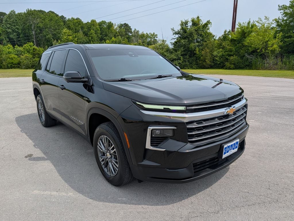 2024 Chevrolet Traverse LT 1LT in Mosaic Black Metallic — front three-quarter view